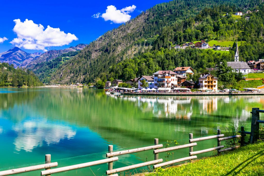 Amazing alpine scenery, Dolomites mountains. Schöner See lago di Alleghe, Norditalien (Provinz Belluno).