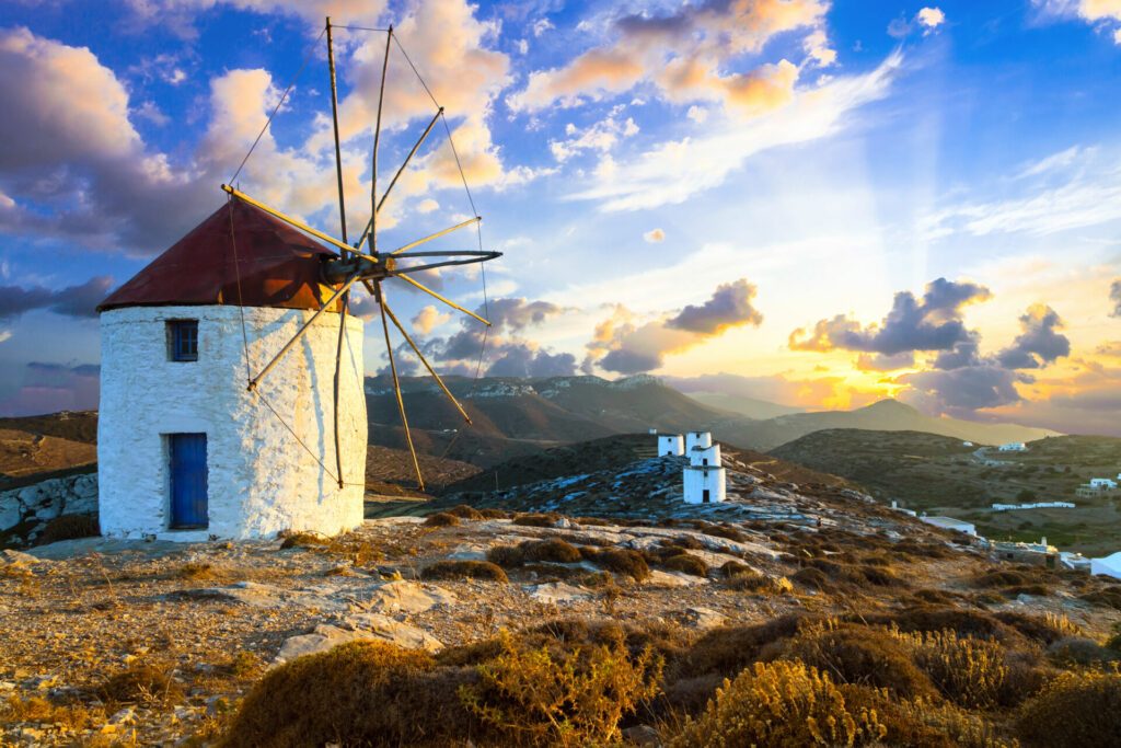 Schöner Sonnenuntergang über den Windmühlen. Amorgos Insel, Griechenland