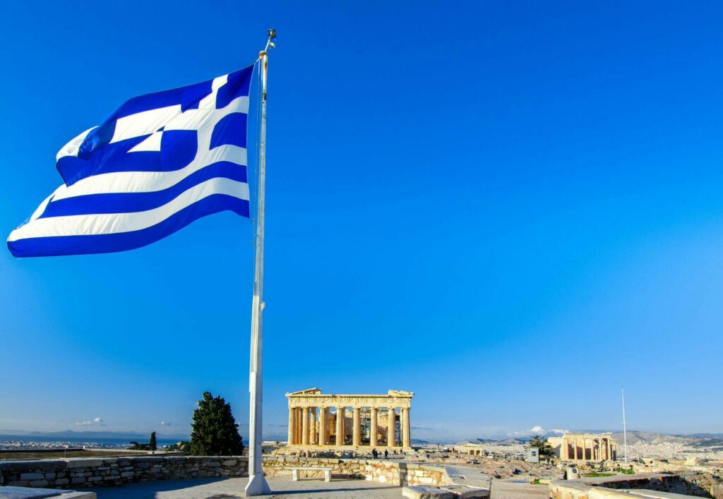 Parthenon Tempel auf der Akropolis in Athen, Griechenland mit griechischer Flagge.