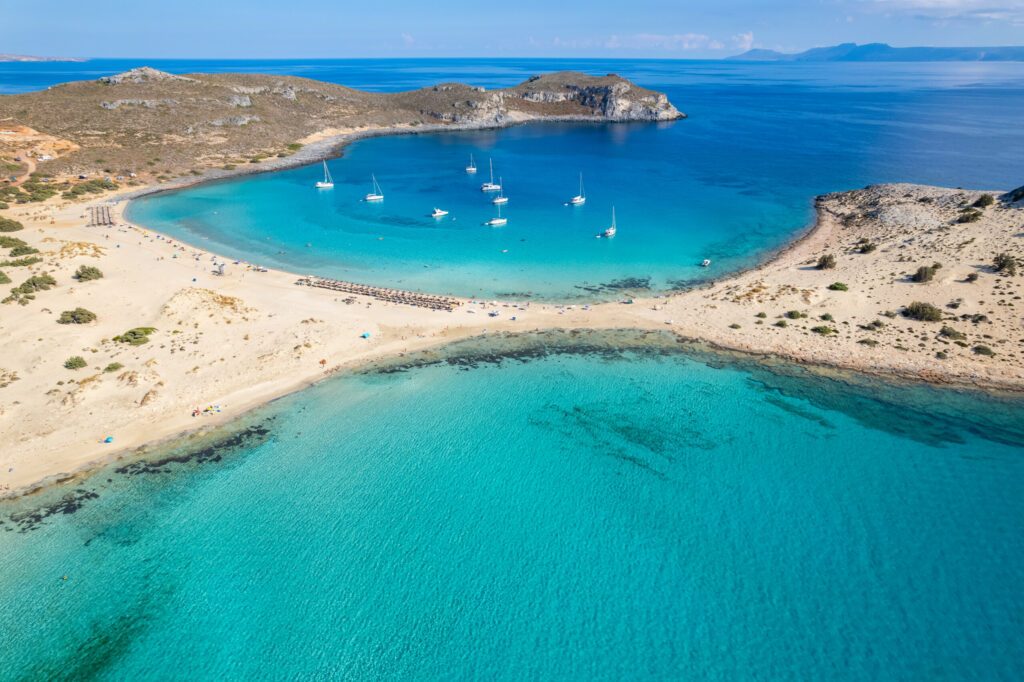 Luftaufnahme von Simos Strand in Elafonisos. Elafonisos liegt im südlichen Peloponnes und ist eine kleine Insel, die für ihre paradiesischen Sandstrände und das türkisfarbene Wasser sehr bekannt ist.