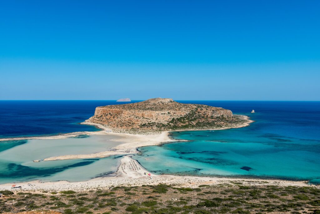 Blaue Lagune in Balos, Kreta, Griechenland. Schöne Lagune am Mittelmeer. Balos Bay wird auf der Spitze des Berges erfasst. Blick von oben auf eine Gramvousa-Insel.