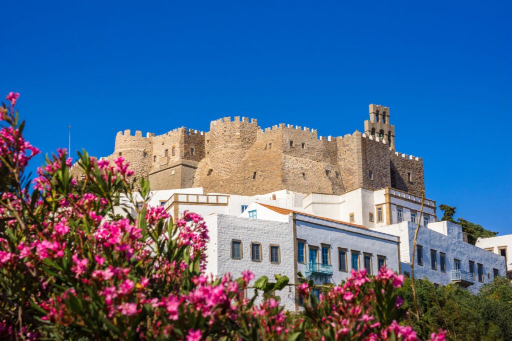 Die drei Windmühlen von Chora und das ikonische Kloster des Heiligen Johannes des Theologen in der Chora von Patmos Island, Dodekanes, Griechenland