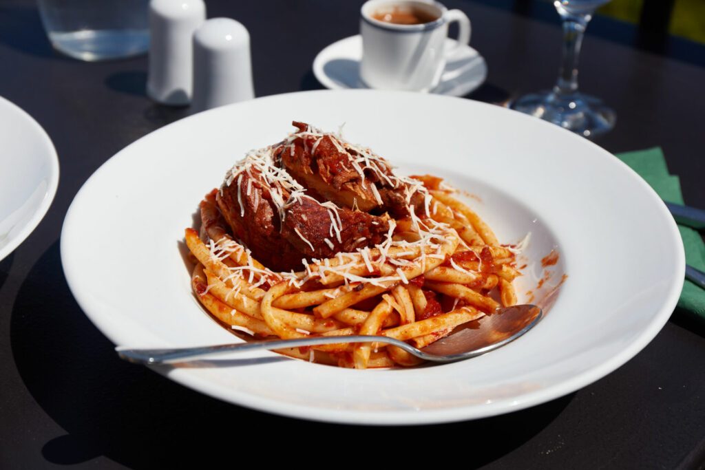 Frisch serviert im Restaurant Pastitsada aus Rindfleisch mit Bucatini Pasta. Das bekannteste und charakteristischste Gericht von der Insel Korfu in Griechenland.