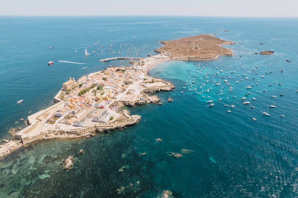 Luftaufnahme der Insel Tabarca mit ankernden Booten. Das Mittelmeer. Beliebte Reiseziele im Sommer. Spanien.