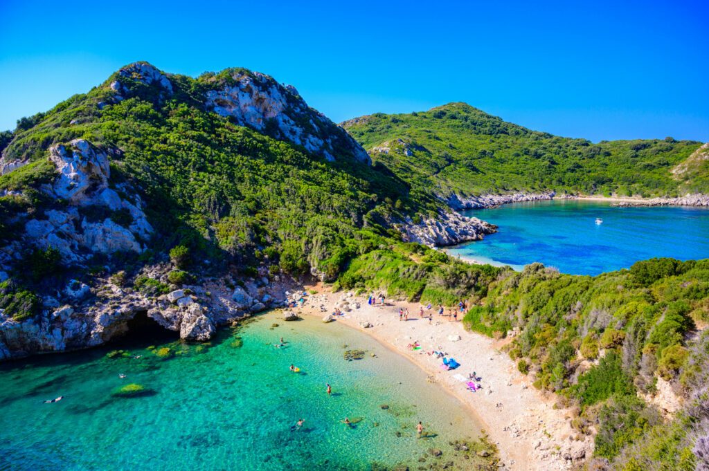 Porto Timoni Beach bei Afionas ist ein paradiesischer Doppelstrand mit kristallklarem azurblauem Wasser auf Korfu, Ionische Insel, Griechenland, Europa.