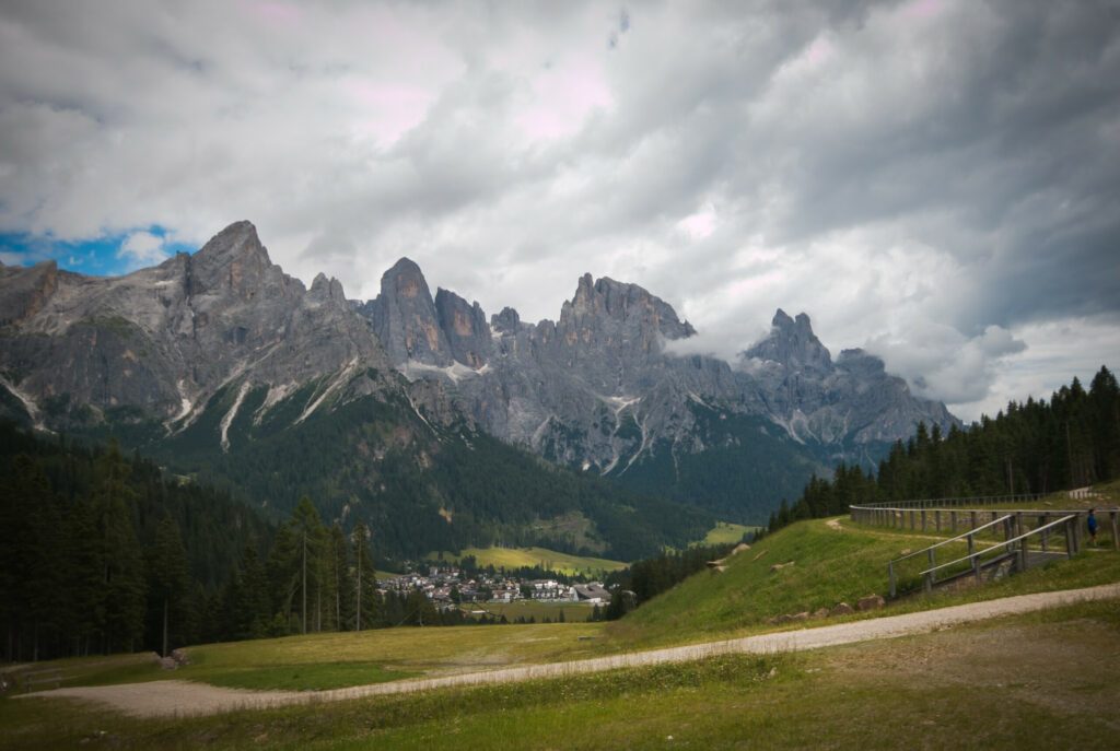 Panoramablick auf San Martino di Castrozza an einem bewölkten Sommertag in Trentino, Italien