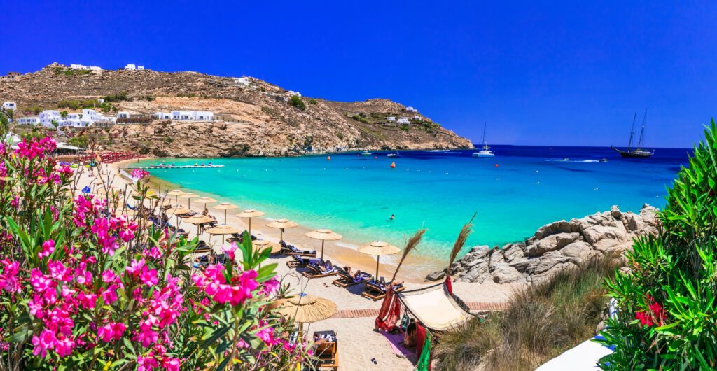 Griechischer Sommerurlaub. Luxuriöse griechische Ferien. Stunning Mykonos island. famous Super Paradise beach with turquoise sea.