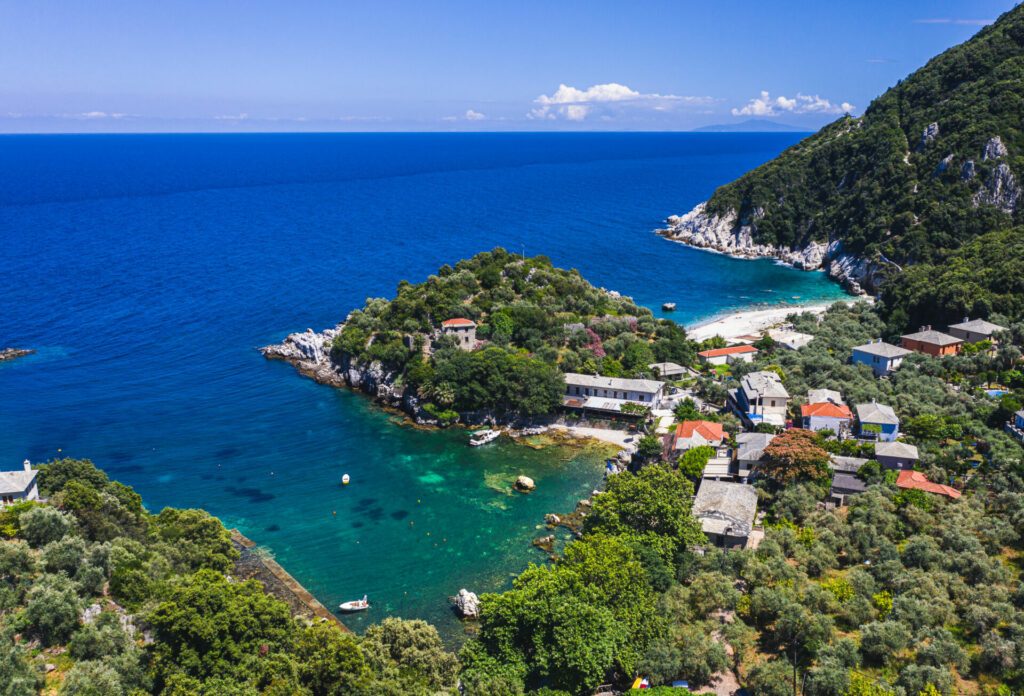 Griechisches landschaftliches Fischerdorf bei Damouchari von Pelion in Griechenland. Ntamouchari Dorf