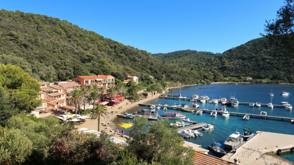 Port-Cros Insel, vor der Stadt Hyères, Panorama über die Küste, das Dorf und den Hafen, am Mittelmeer (Frankreich)