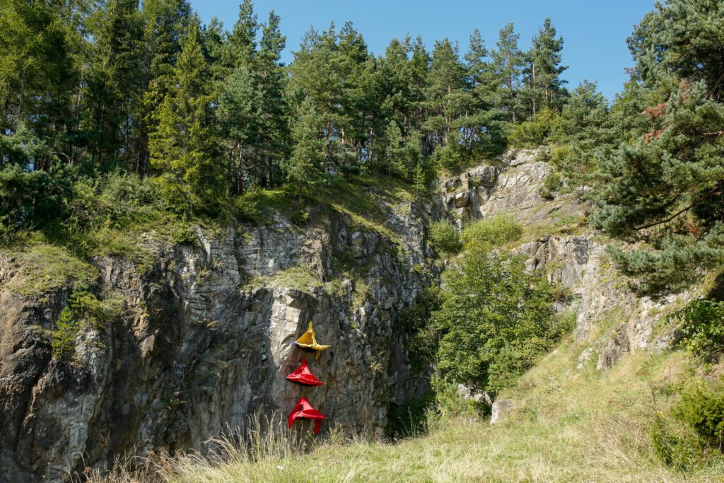 farbenfrohe Portaledge-Hängezelte für Rockkletterer