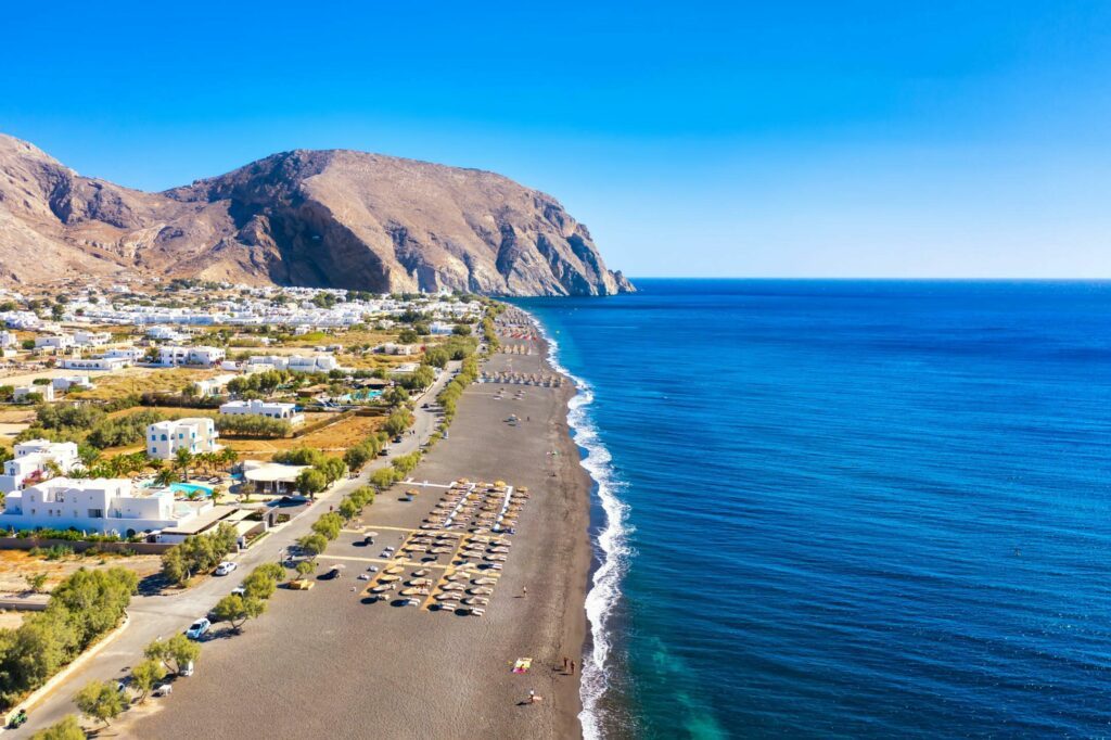 Der Strand von Perissa auf Santorin