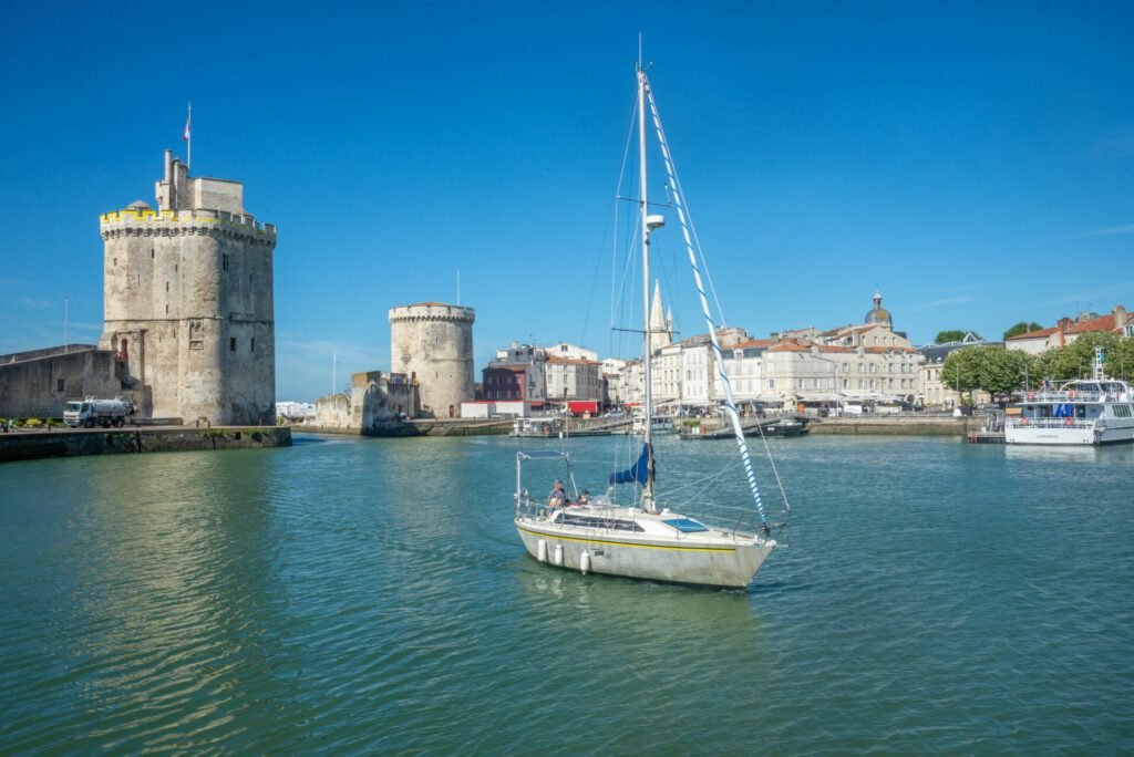 Segelboot beim Einlaufen in den Hafen von La Rochelle, Charente-Maritime, Frankreich