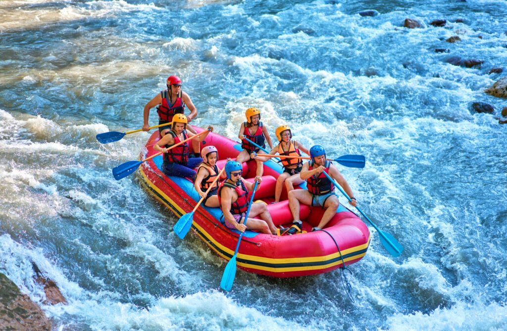 Rafting auf einem großen Boot auf einem Bergfluss