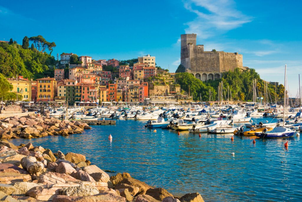 Lerici Stadt und die Bucht vor ihr (Italien)