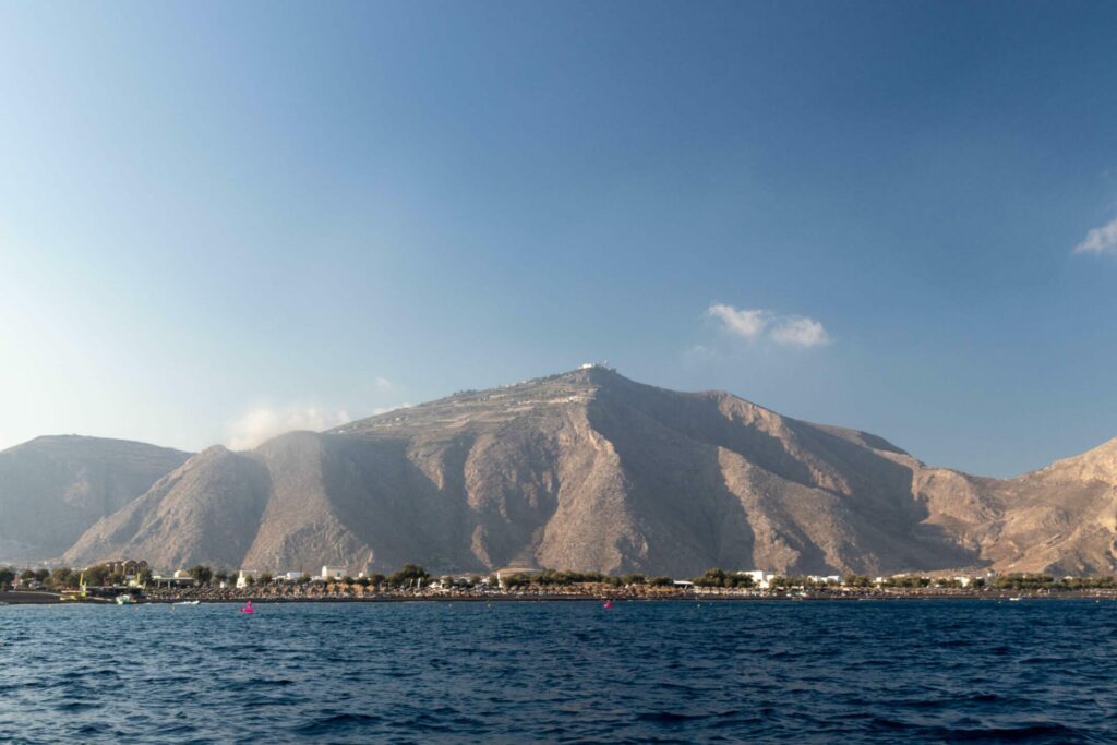 Die Insel Santorini von einem Boot aus gesehen