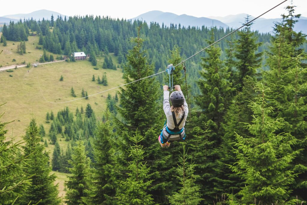 Abfahrt vom Berg auf einem Metallkabel. Zipline ist eine extreme Art von Spaß in der Natur_.