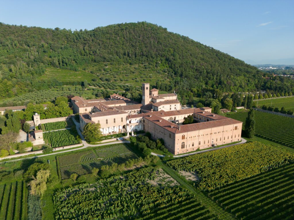 Luftaufnahme des Benediktinerklosters Abbazia di Praglia (Praglia abbey) in Bresseo, Teolo by Padua in Italien als ein christliches, religiöses und katholisches Konzept.