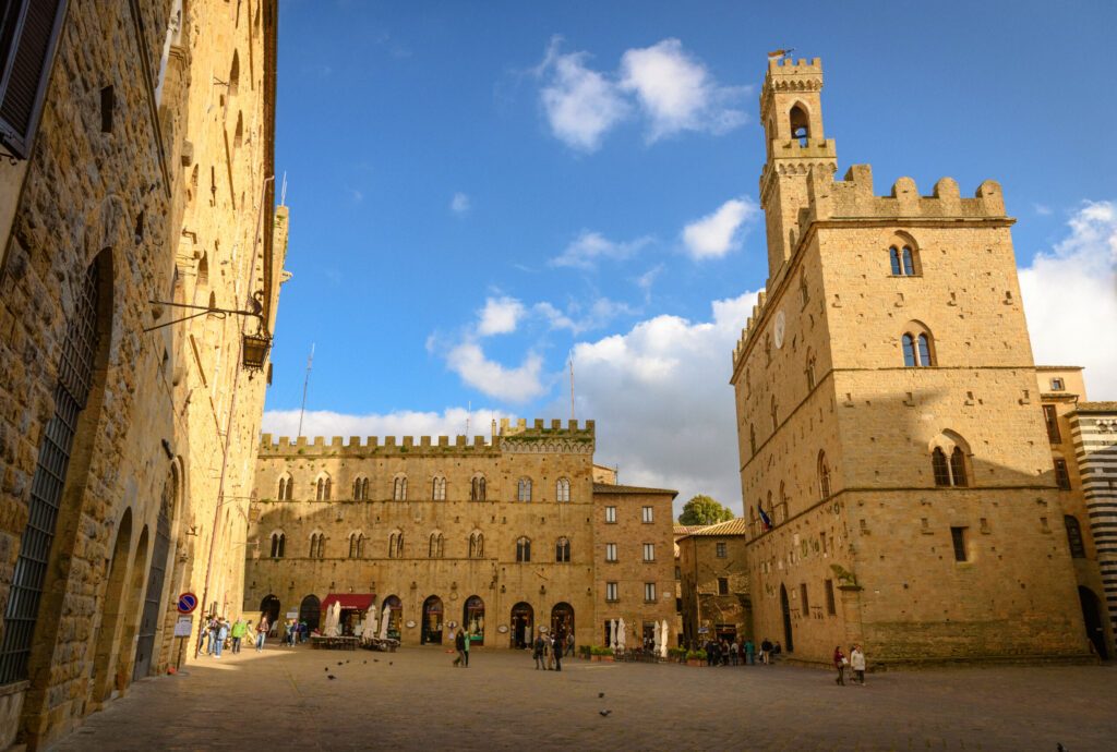 Der Platz von Volterra in der Toskana, Italien