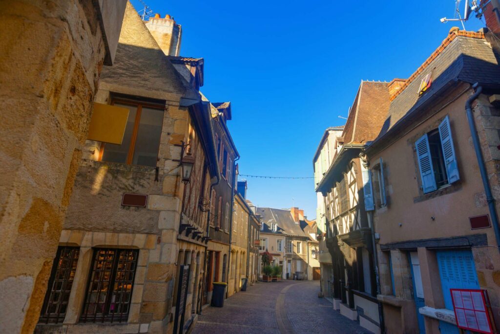 Die Stadt Montluçon im Departement Allier in den französischen Departements