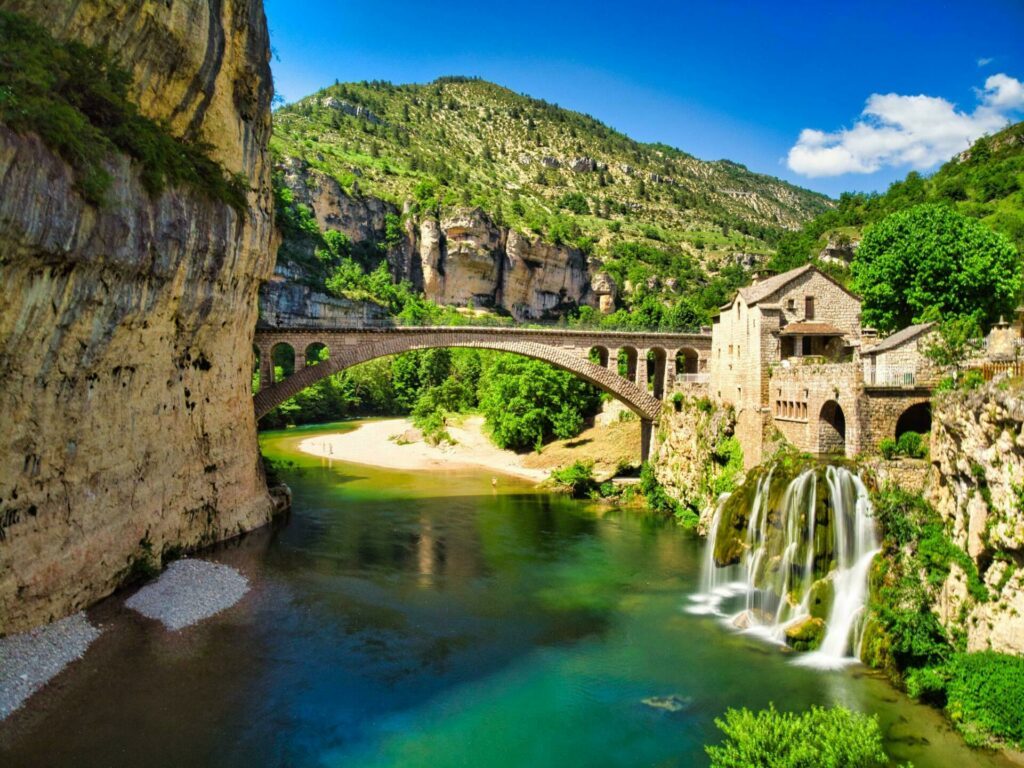 Die Brücke von Saint Chely du Tarn in den französischen Departements