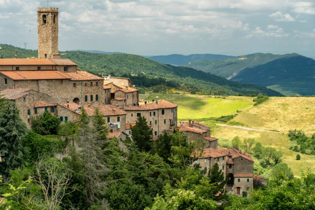 Panoramablick auf das Dorf Castelnuovo di Val di Cecina