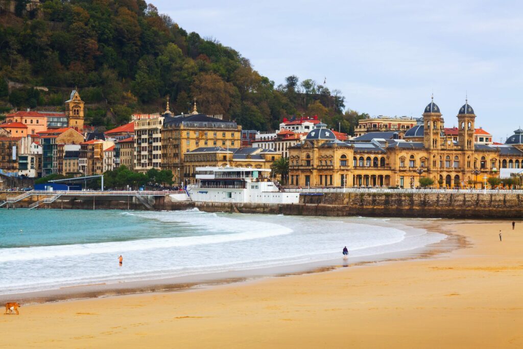 Der Strand La Concha in San Sebastian