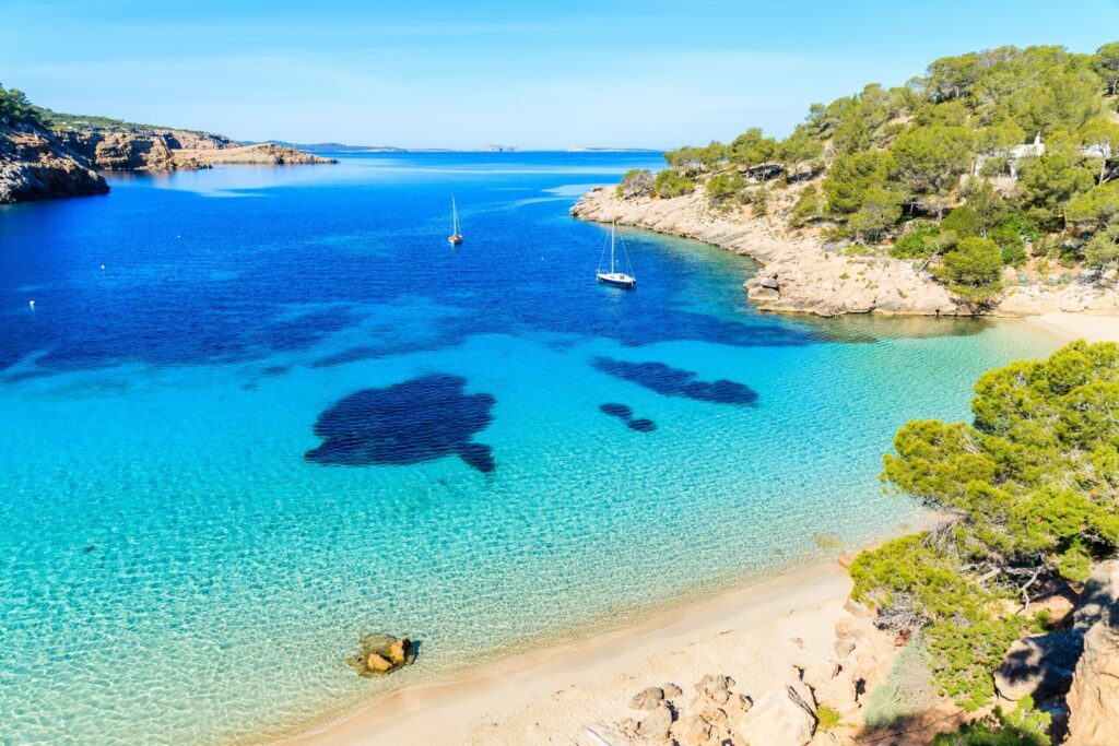 Der Strand von Cala Salada gehört zu den schönsten Stränden Spaniens.