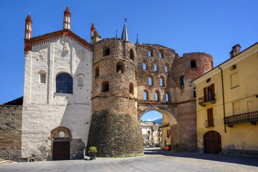 Die Kathedrale und das Savoyische Tor in Susa