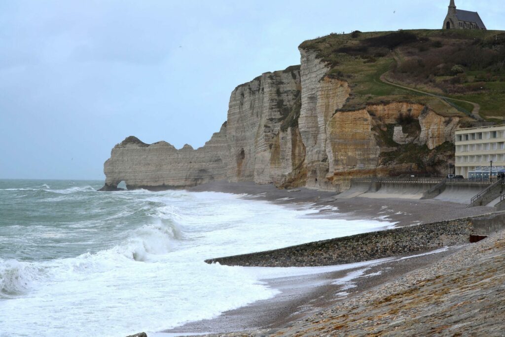 Der Strand von Etretat im Winter