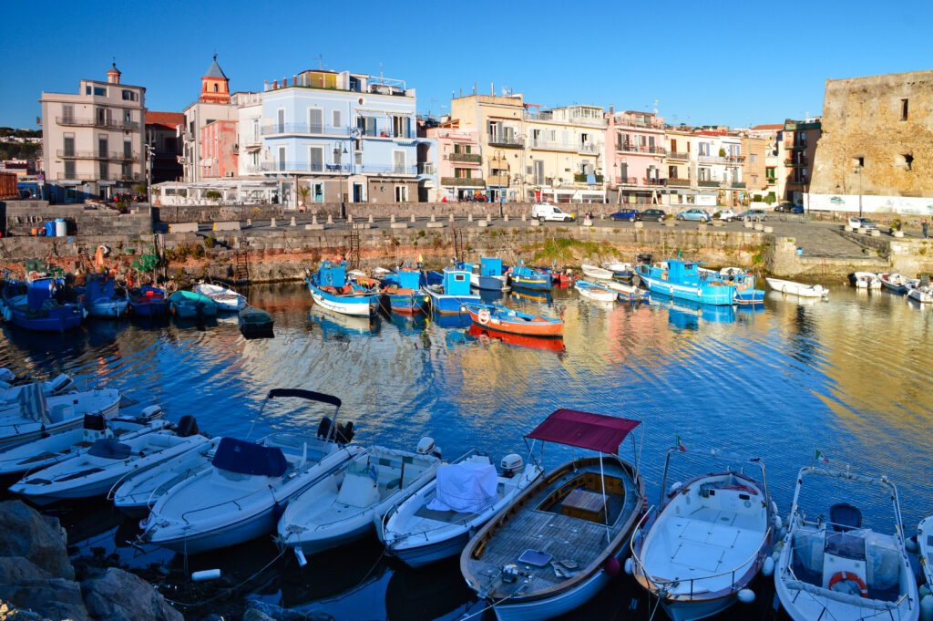 Pozzuoli und sein Hafen, Italien